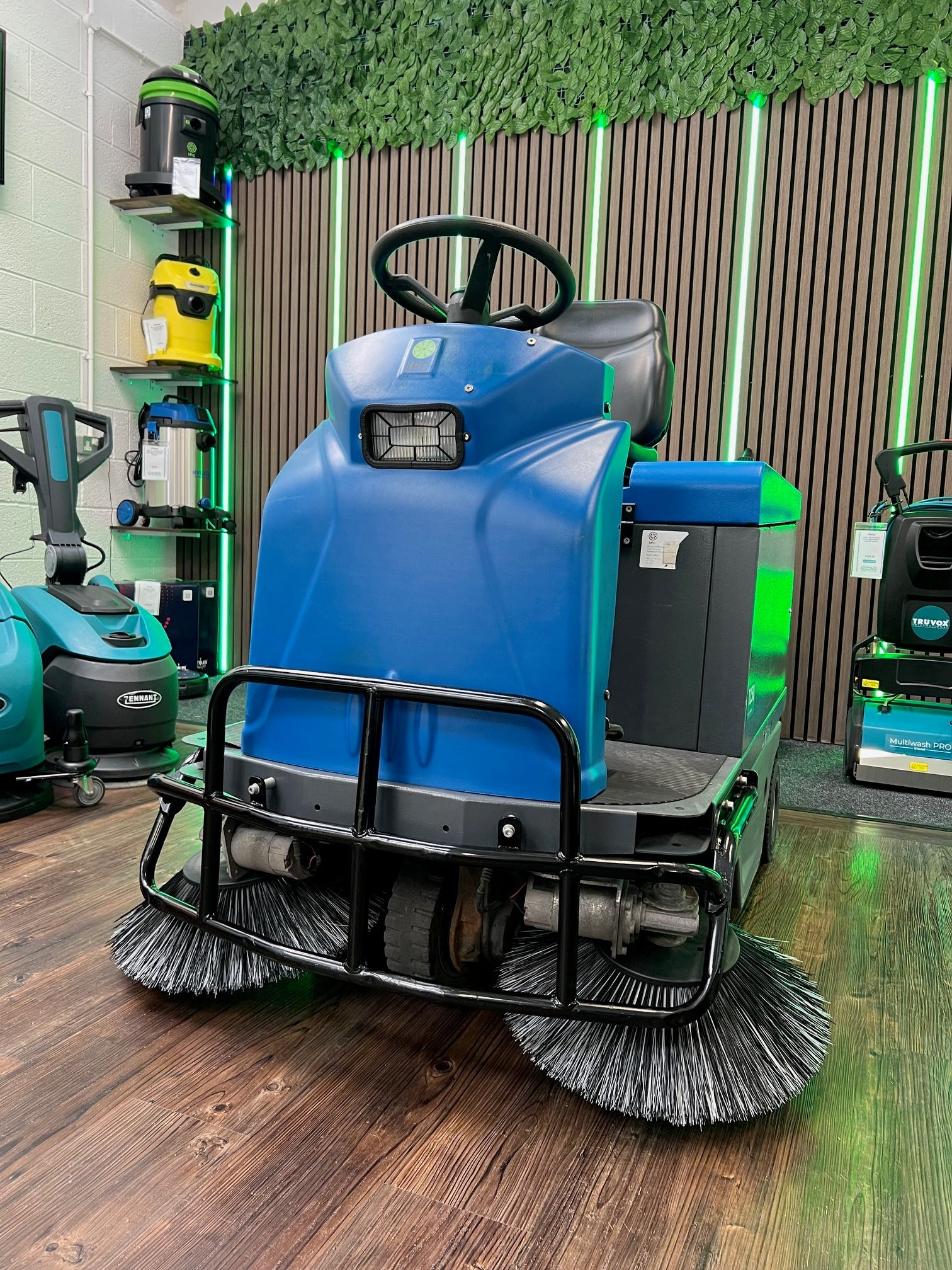 IPC Gansow 1250 Ride On Floor Sweeper For Indoor & Outdoor - Sweeper