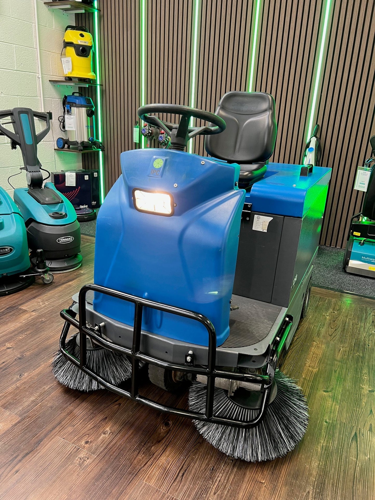 IPC Gansow 1250 Ride On Floor Sweeper For Indoor & Outdoor - Sweeper