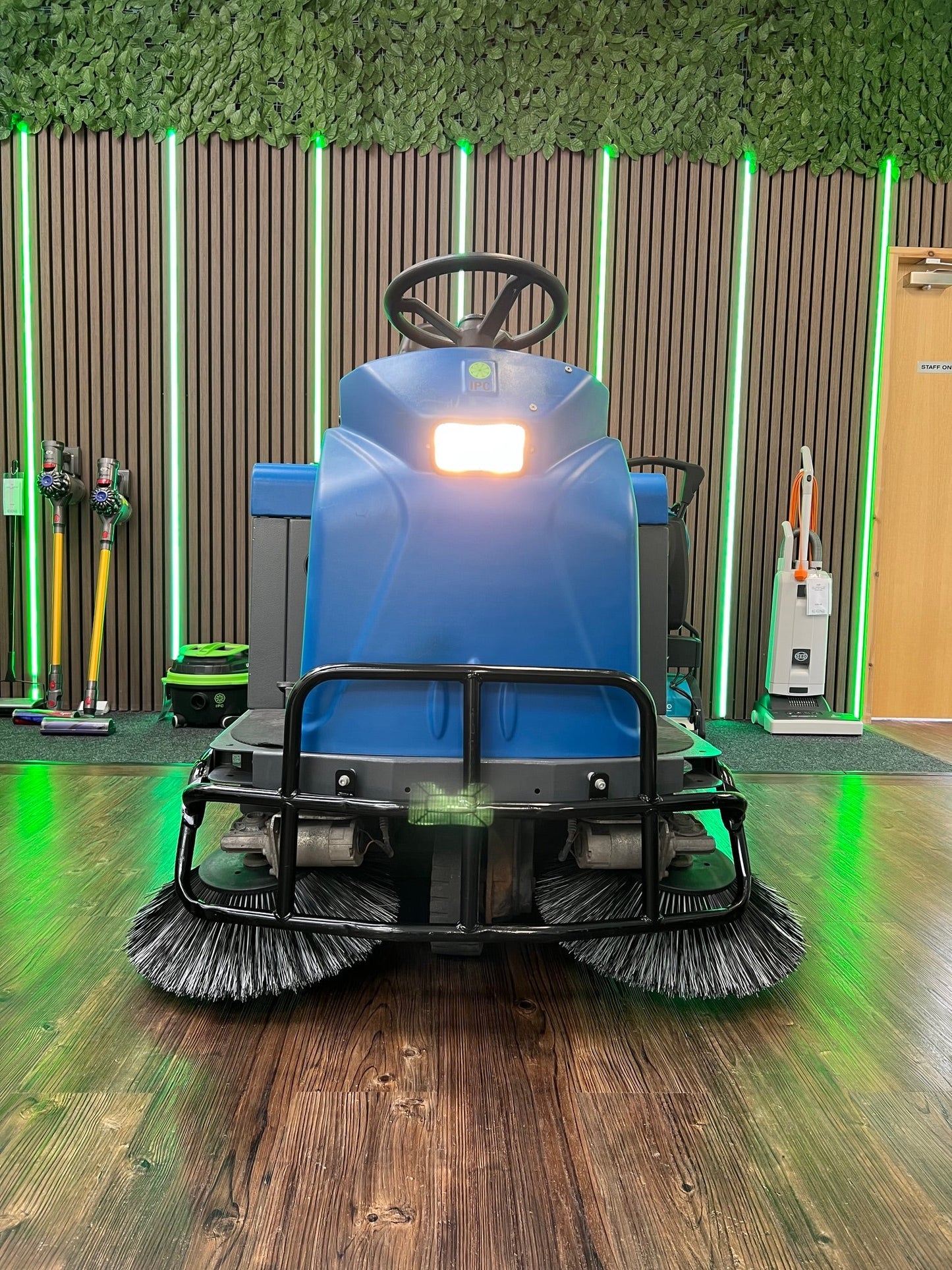 IPC Gansow 1250 Ride On Floor Sweeper For Indoor & Outdoor - Sweeper