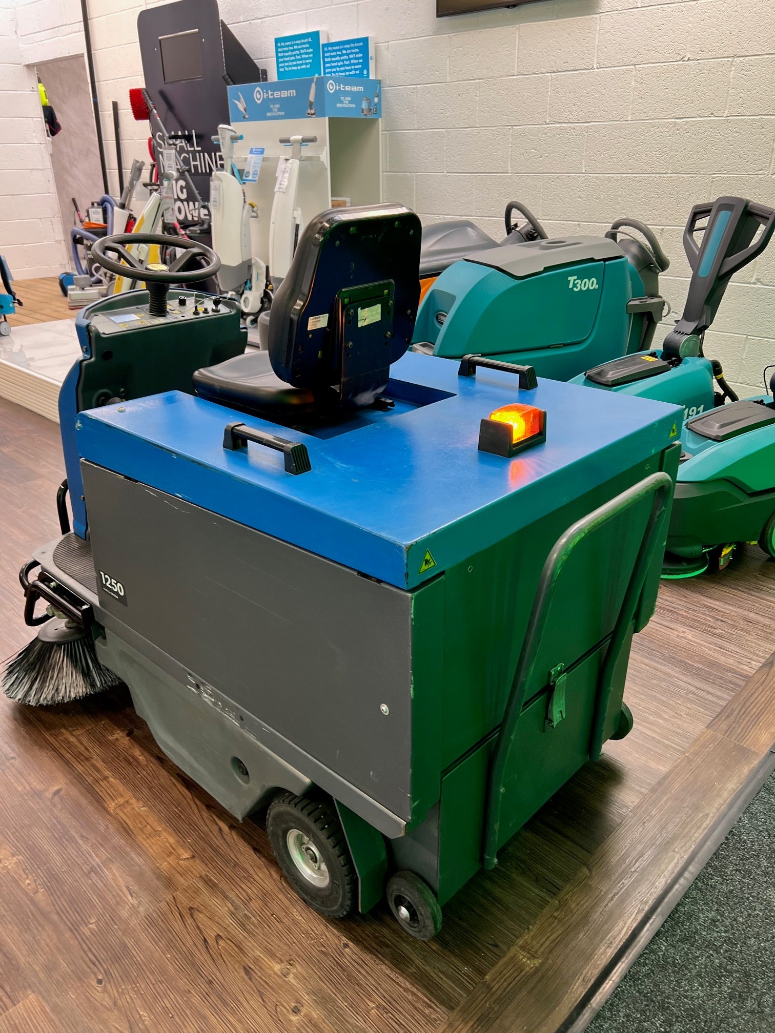 IPC Gansow 1250 Ride On Floor Sweeper For Indoor & Outdoor - Sweeper