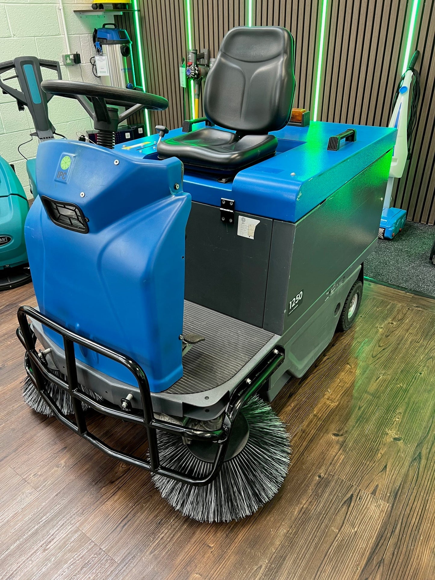 IPC Gansow 1250 Ride On Floor Sweeper For Indoor & Outdoor - Sweeper