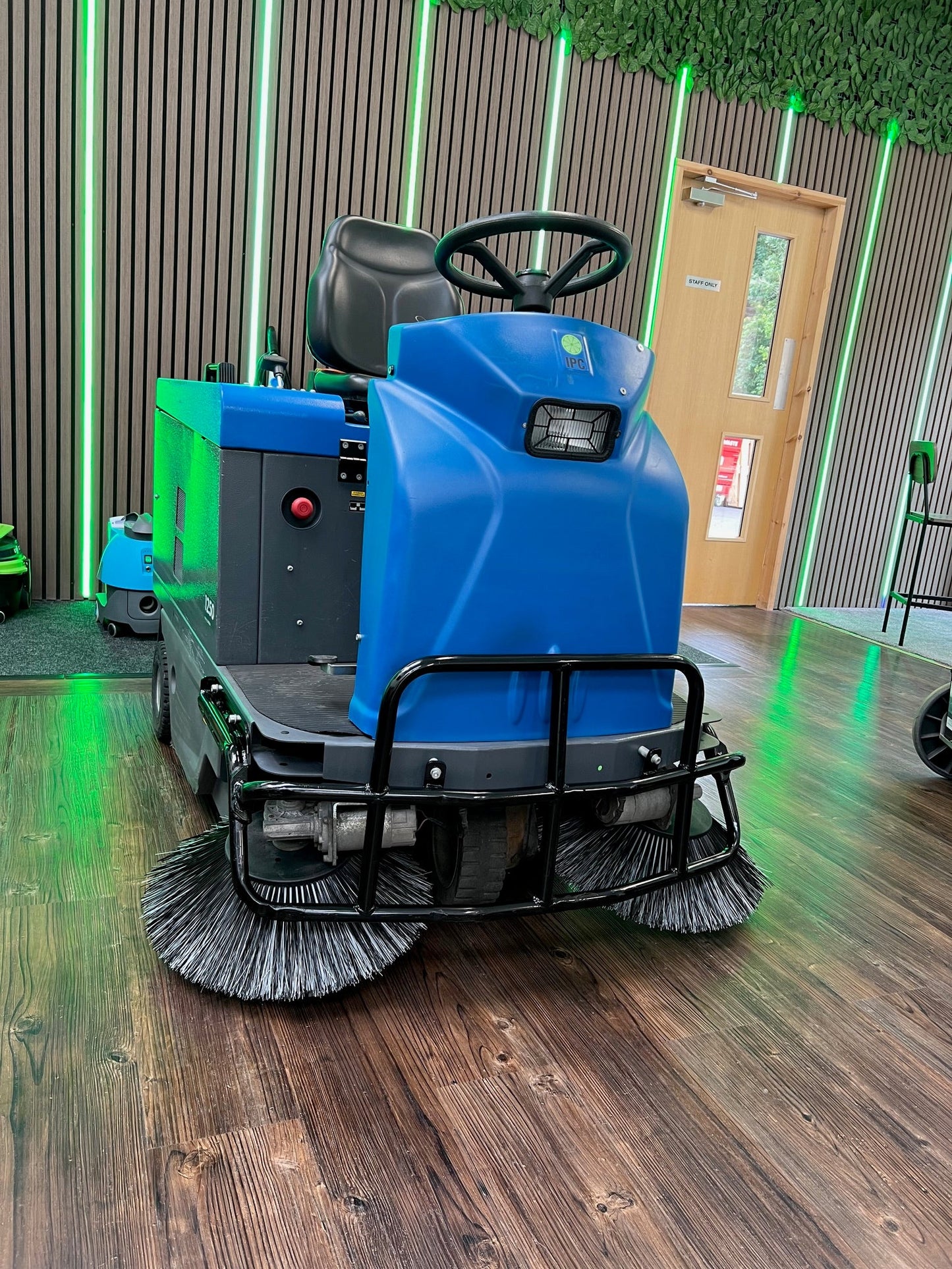 IPC Gansow 1250 Ride On Floor Sweeper For Indoor & Outdoor - Sweeper