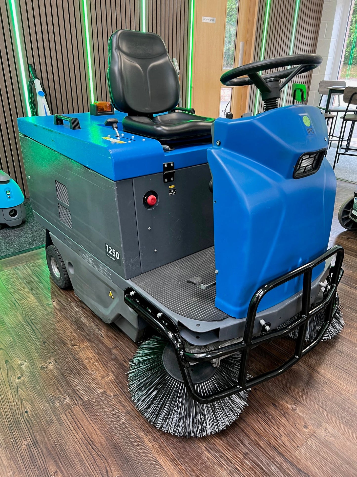 IPC Gansow 1250 Ride On Floor Sweeper For Indoor & Outdoor - Sweeper