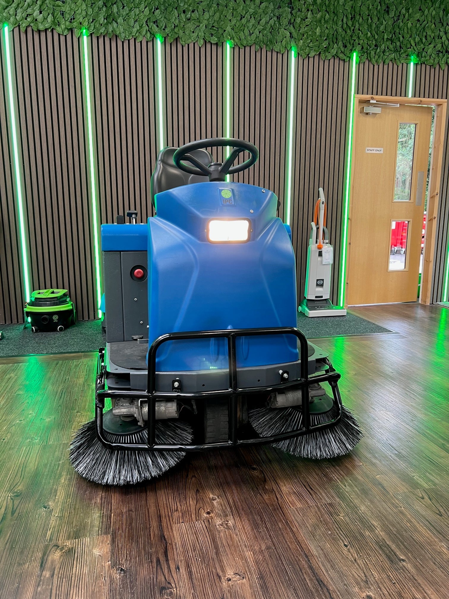 IPC Gansow 1250 Ride On Floor Sweeper For Indoor & Outdoor - Sweeper