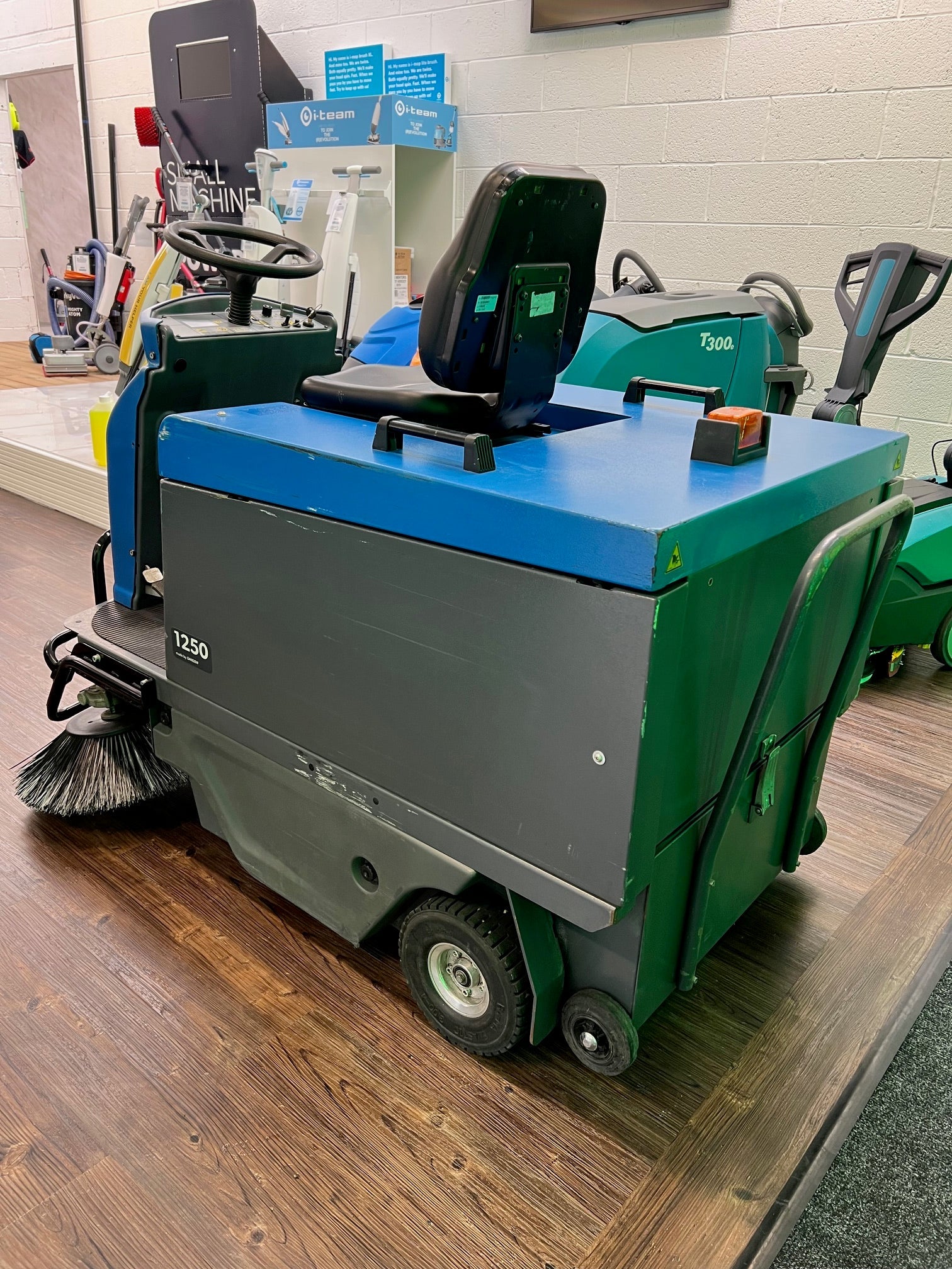 IPC Gansow 1250 Ride On Floor Sweeper For Indoor & Outdoor - Sweeper