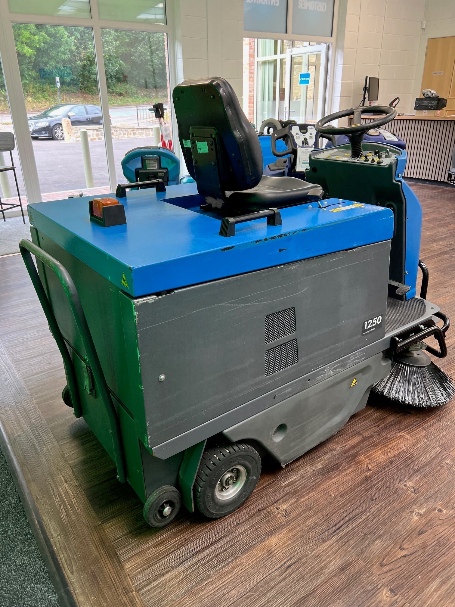 IPC Gansow 1250 Ride On Floor Sweeper For Indoor & Outdoor - Sweeper