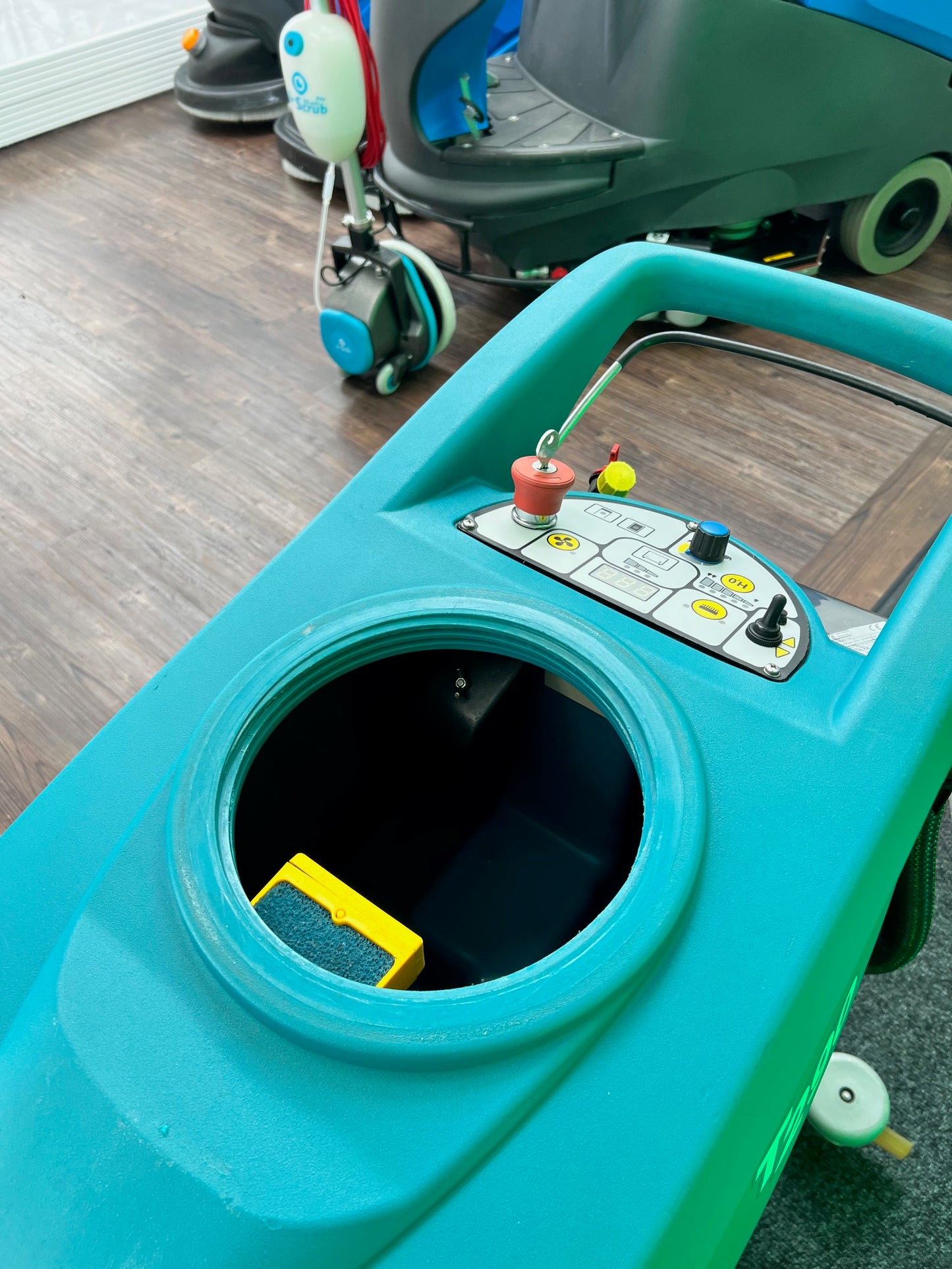 Refurbished Tennant T290 20" Pedestrian Scrubber Dryer With Traction