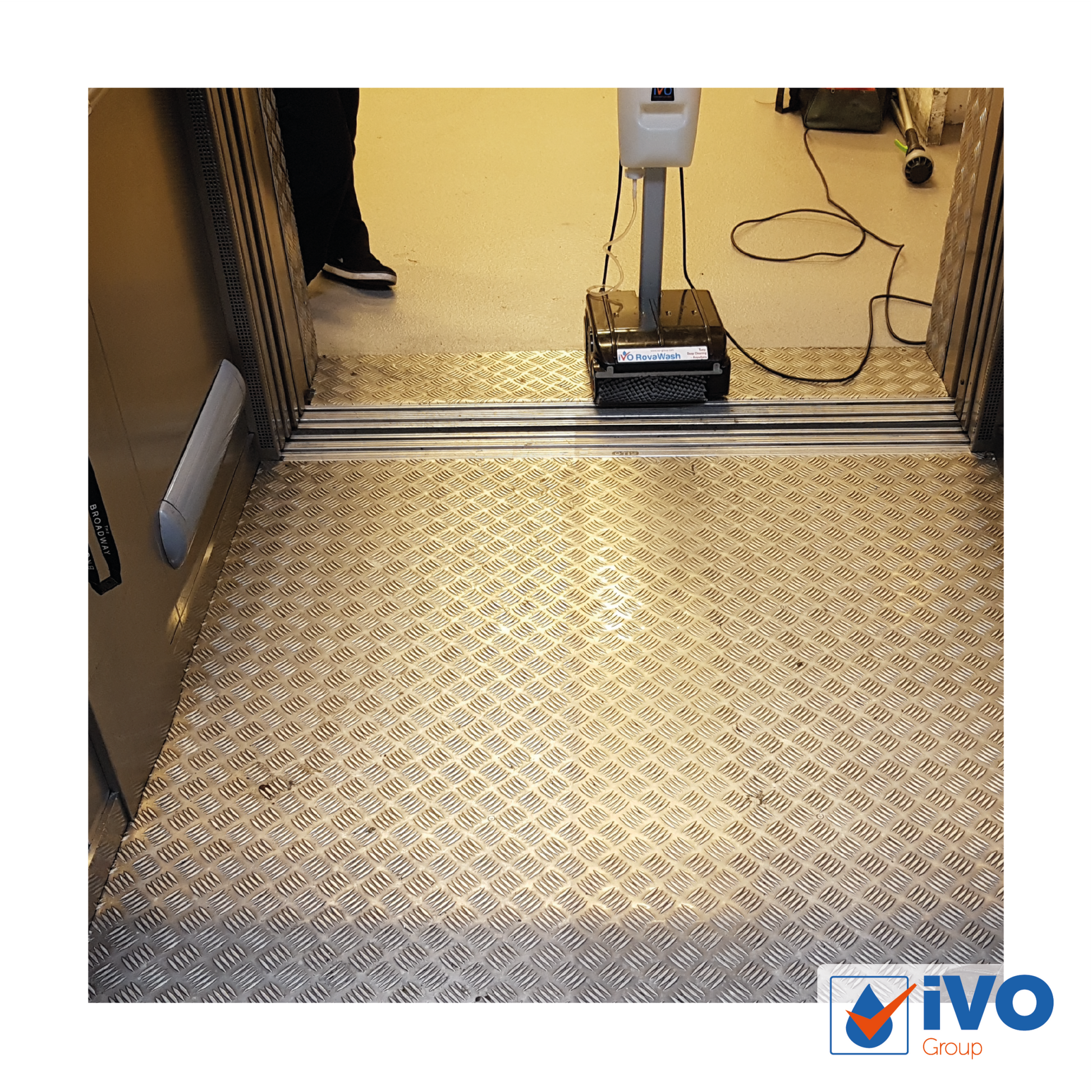iVO RovaWash 250 Carpet Spotter & Hard Floor Cleaner - Scrubber Dryer